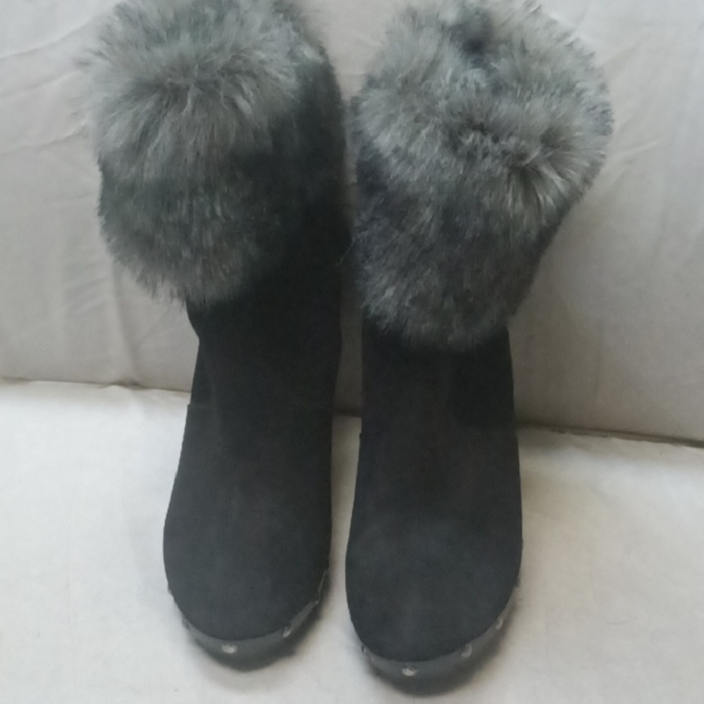 Black Winter Boots with Fur Trim and Sturdy Sole